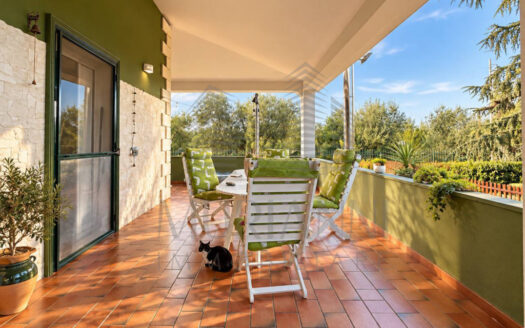 Villa bifamiliare con giardino